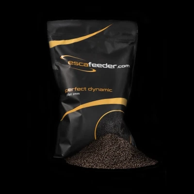 pellet do metody 2mm, Esca Feeder Perfect Dynamic, pellet wysokobiałkowy karp, zanęta do method feeder, pellet pracujący 2mm, ciemny pellet na ryby, przygotowanie pelletu do metody